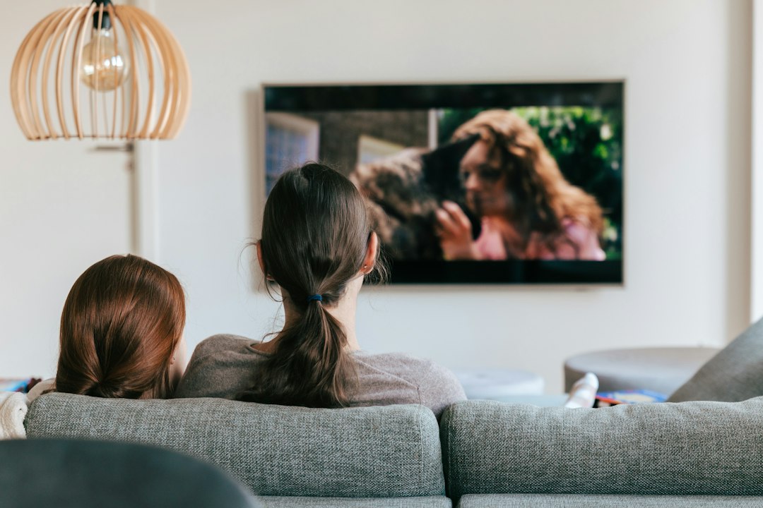Samen televisie kijken en Nederlandse zenders vergelijken